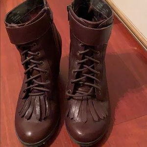 Super cute brown fringe ankle boots!